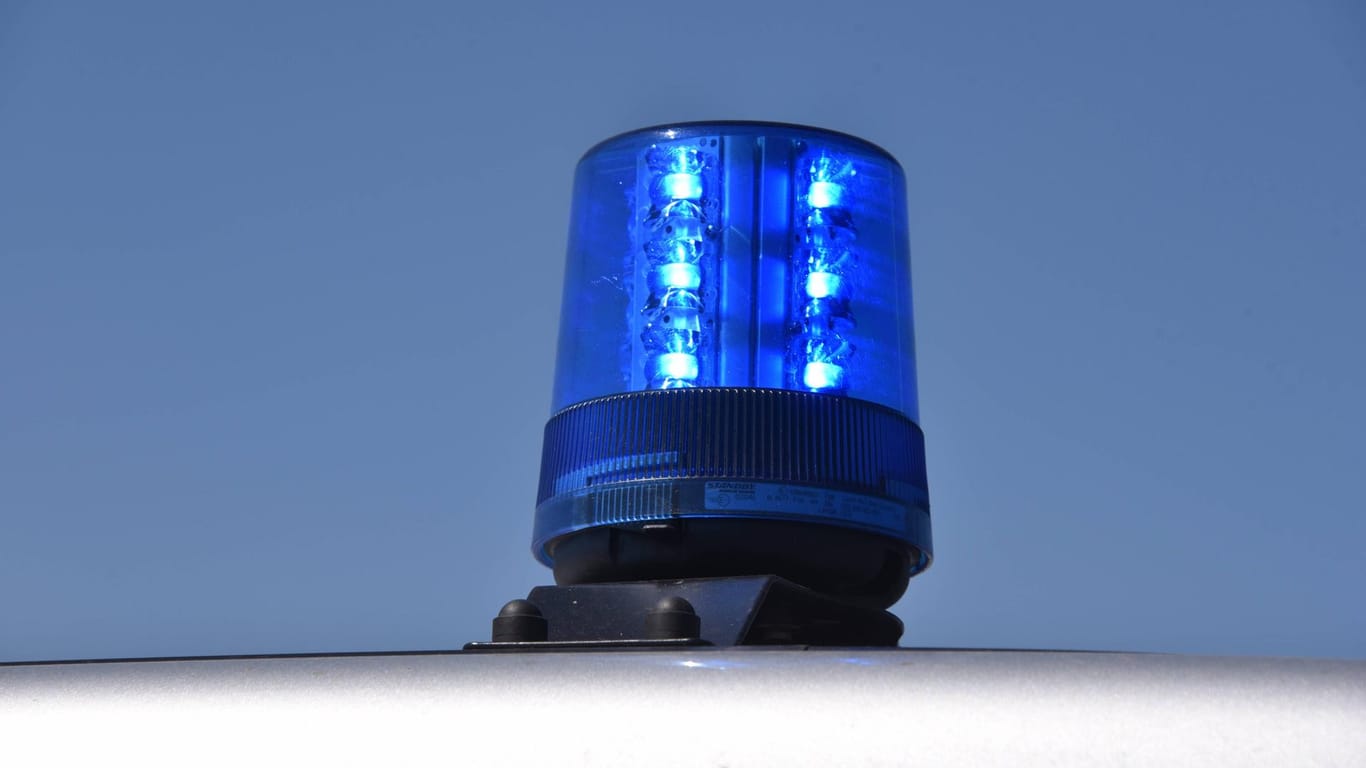 Blaulicht auf einem Einsatzfahrzeug: Zeugen hatten die Polizei alarmiert, die nun in dem Fall ermittelt. (Symbolbild)