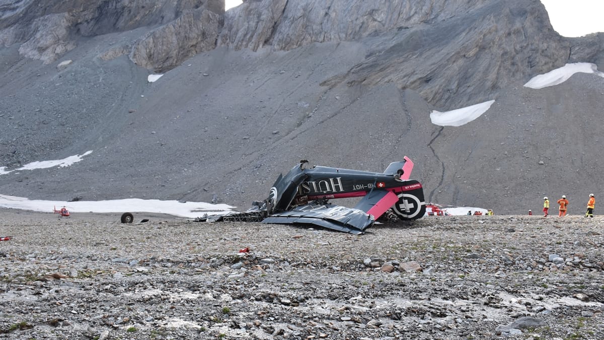 Die Absturzstelle am Piz Segnas: Die Maschine vom Typ Ju-52 war nahezu senkrecht zu Boden gestürzt. Die Absturzstelle am Piz Segnas: Die Maschine vom Typ Ju-52 war nahezu senkrecht zu Boden gestürzt.