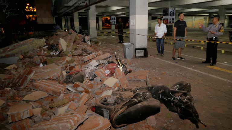 Zerstörte Motorräder in der Stadt Kuta: Das Erdbeben traf auch die Insel Bali.