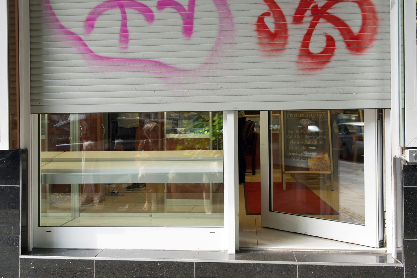Der Rollladen an einem Neuköllner Schmuckgeschäft: Hier ermittelte die Polizei im Zusammenhang mit dem Raub der Goldmünze, der einem Clan zugeschrieben wird. (Archivbild)