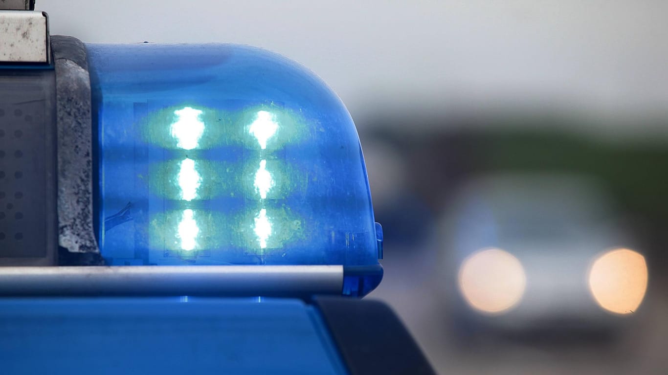 Das Blaulicht an einem Polizeiauto: Der verletzte Mann konnte einem der Räuber noch die Sturmhaube entreißen. (Symbolbild)