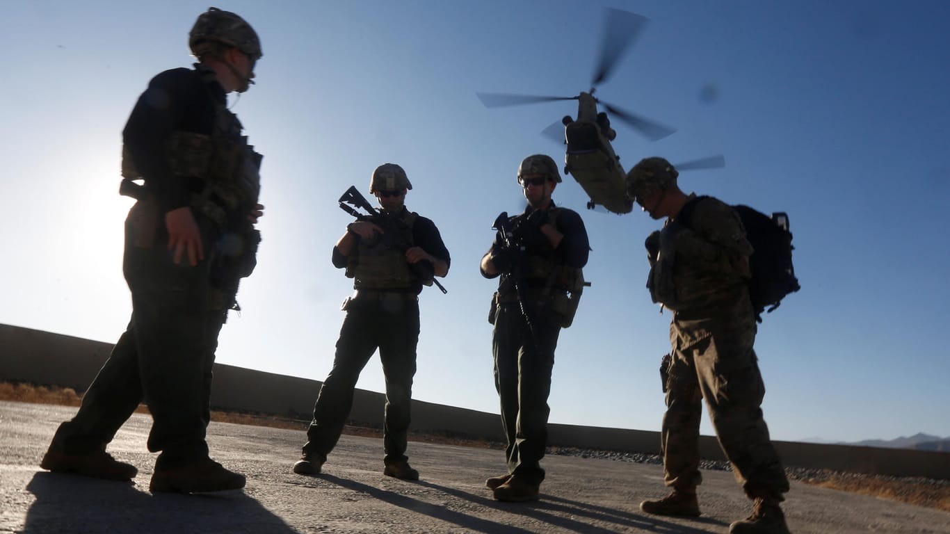 NATO-Soldaten, landender Chinook-Hubschrauber: Drei tschechische Soldaten sind bei einem Selbstmordanschlag in Afghanistan getötet worden.