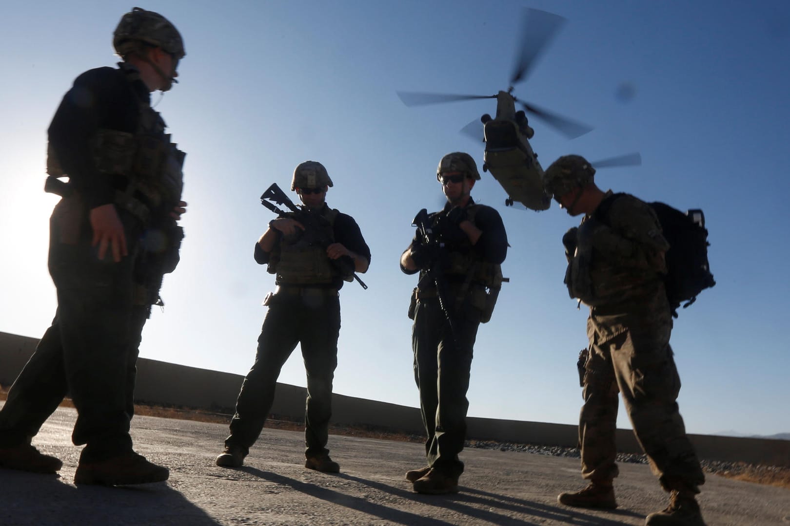 NATO-Soldaten, landender Chinook-Hubschrauber: Drei tschechische Soldaten sind bei einem Selbstmordanschlag in Afghanistan getötet worden.