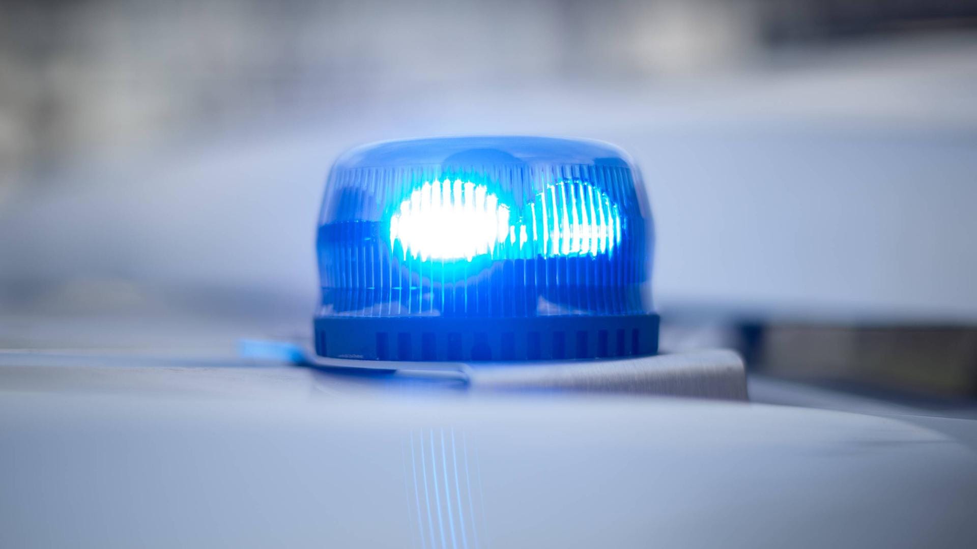 Leuchtendes Blaulicht: Das geklaute Rad hatte einen Wert von 2800 Euro, dank des Polizisten erhielt der Besitzer es zurück. (Symbolbild) Leuchtendes Blaulicht: Das geklaute Rad hatte einen Wert von 2800 Euro, dank des Polizisten erhielt der Besitzer es zurück. (Symbolbild)