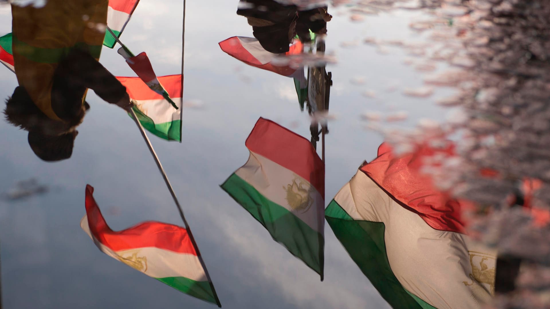 Demonstranten protestieren mit Fahnen gegen das iranische Regime: Die wirtschaftliche Lage im Iran heizt die Kritik an der Regierung an. (Archivbild)