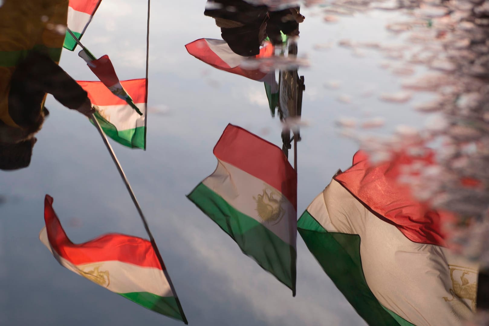 Demonstranten protestieren mit Fahnen gegen das iranische Regime: Die wirtschaftliche Lage im Iran heizt die Kritik an der Regierung an. (Archivbild)