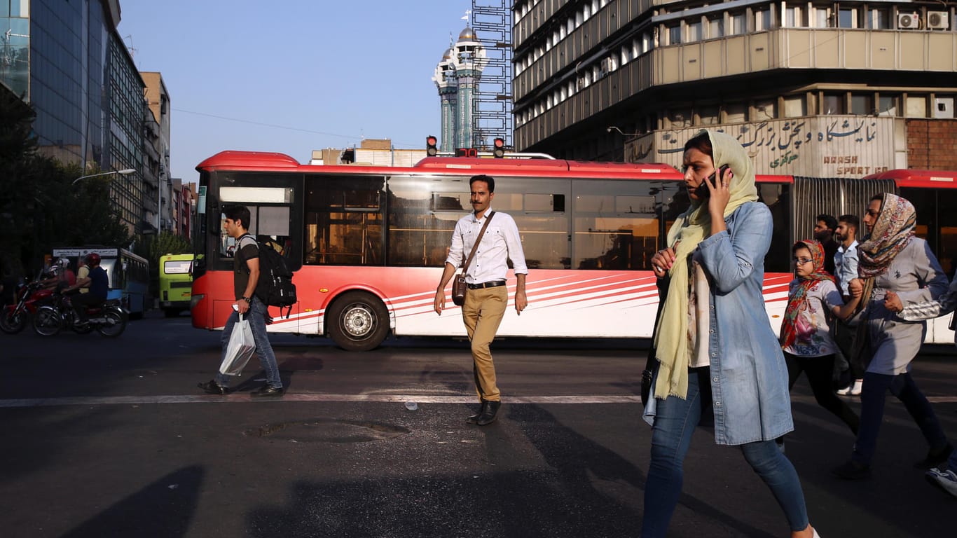 Menschen in der Innenstadt von Teheran: Die Sanktionen treffen vor allem die breite Bevölkerung. (Archivbild)
