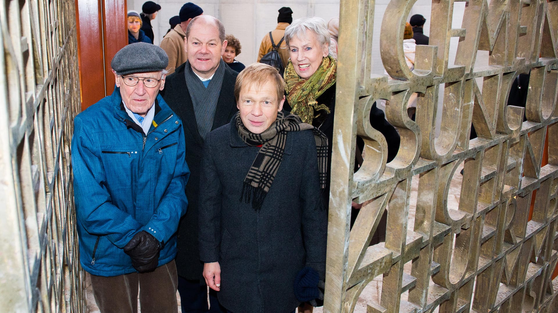 Ludwig Baumann (l-r), der damalige Bürgermeister Olaf Scholz (SPD), der Bildhauer Volker Lang und Hamburgs Kultursenatorin Barbara Kisseler (parteilos) am Deserteur-Denkmal..