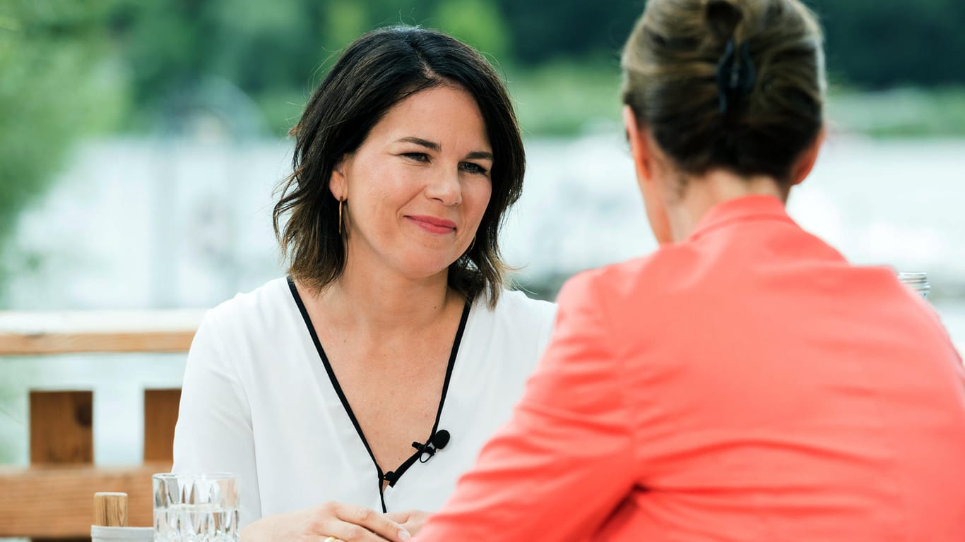 Grünen-Chefin Annalena Baerbock: Moderatorin Bettina Schausten lud zum Plausch an einen idyllischen See in Brandenburg.