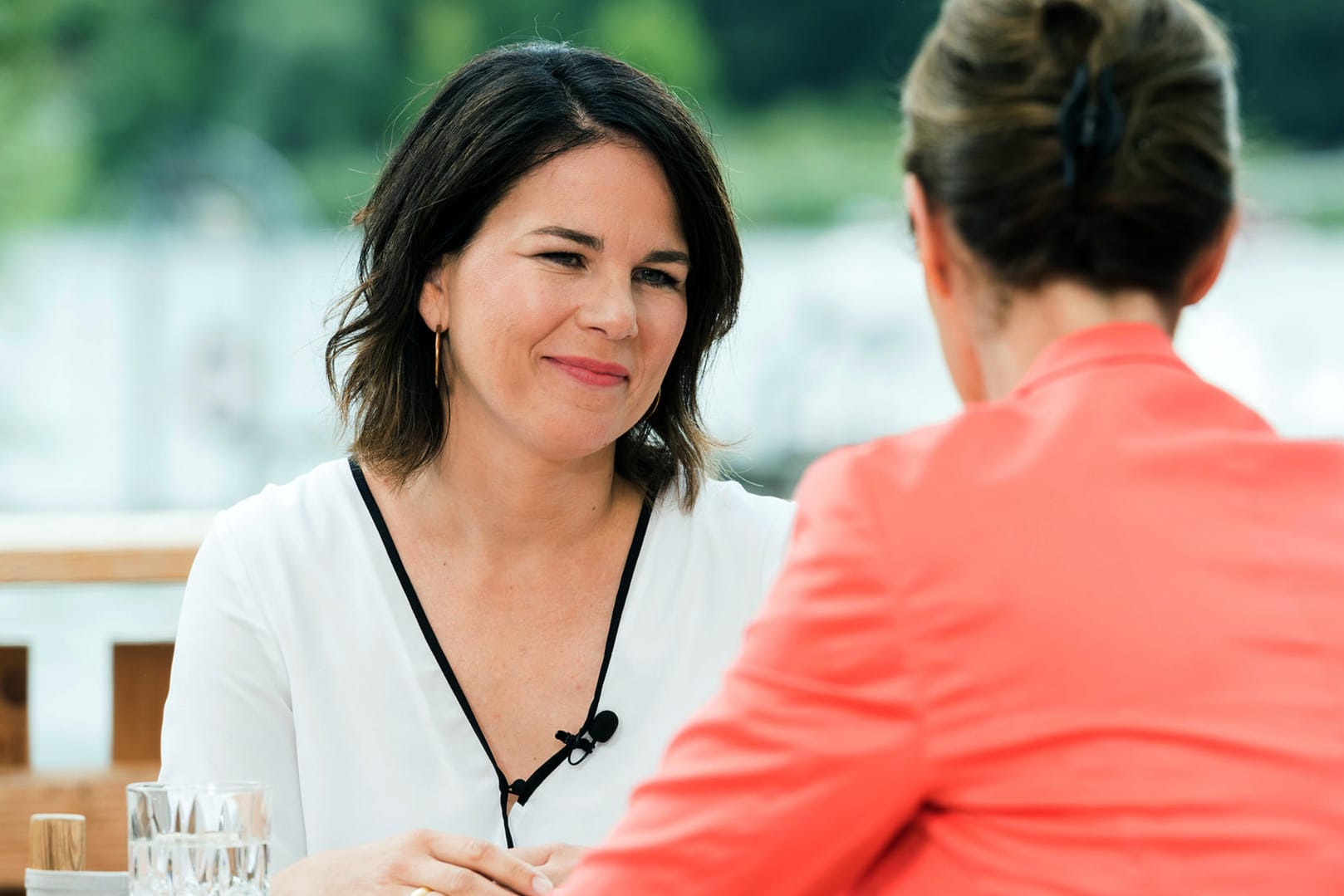 Grünen-Chefin Annalena Baerbock: Moderatorin Bettina Schausten lud zum Plausch an einen idyllischen See in Brandenburg.