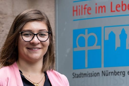 Zukunft der Arbeit: Alessia Müller macht eine Ausbildung als Kauffrau für Büromanagement bei der Stadtmission Nürnberg.