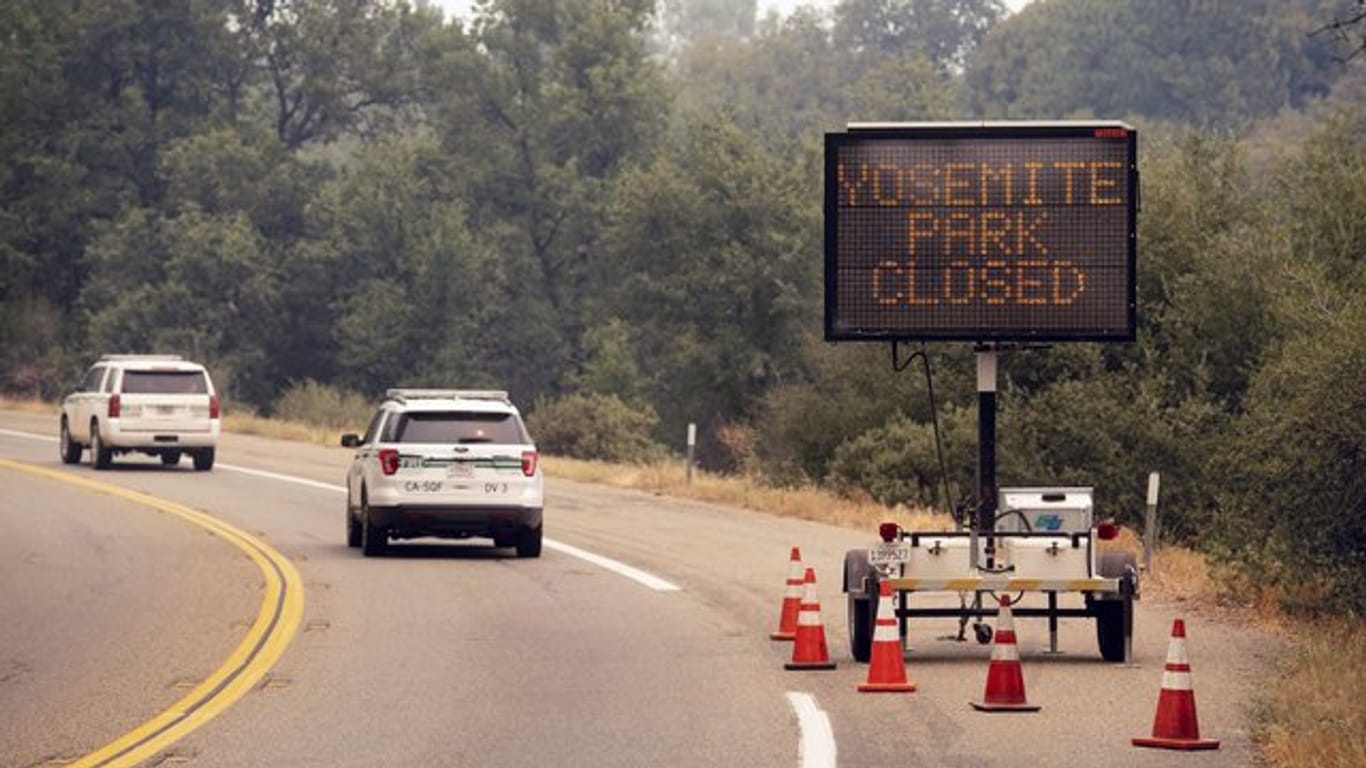 Ein Schild auf dem Highway 41 weist auf den geschlossenen Yosemite Nationalpark hin.