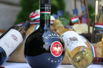 Kräuterschnaps und Wein aus Budapest: Innerhalb der EU dürfen bis zu zehn Liter Spirituosen mit nach Hause genommen werden.