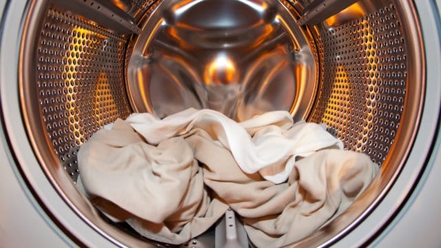 Kaugummifleck: Erst nach dem Entfernen kommt die Kleidung in die Waschmaschine. (Quelle: Daniel Karmann/dpa)