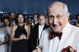"Tatort: Die Musik stirbt zuletzt": Walter Loving (Hans Hollmann) begrüßt die VIP-Gäste zu einem Benefizkonzert.