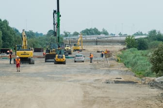 Baustelle auf der A20: An dieser Stelle war die A20 im sumpfigen Gelände vor Monaten abgesackt, seither wird der Verkehr umgeleitet, wobei es immer wieder zu Staus kommt.