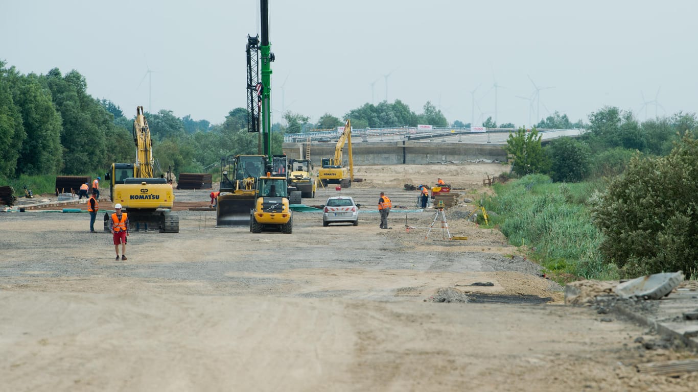 Baustelle auf der A20: An dieser Stelle war die A20 im sumpfigen Gelände vor Monaten abgesackt, seither wird der Verkehr umgeleitet, wobei es immer wieder zu Staus kommt.