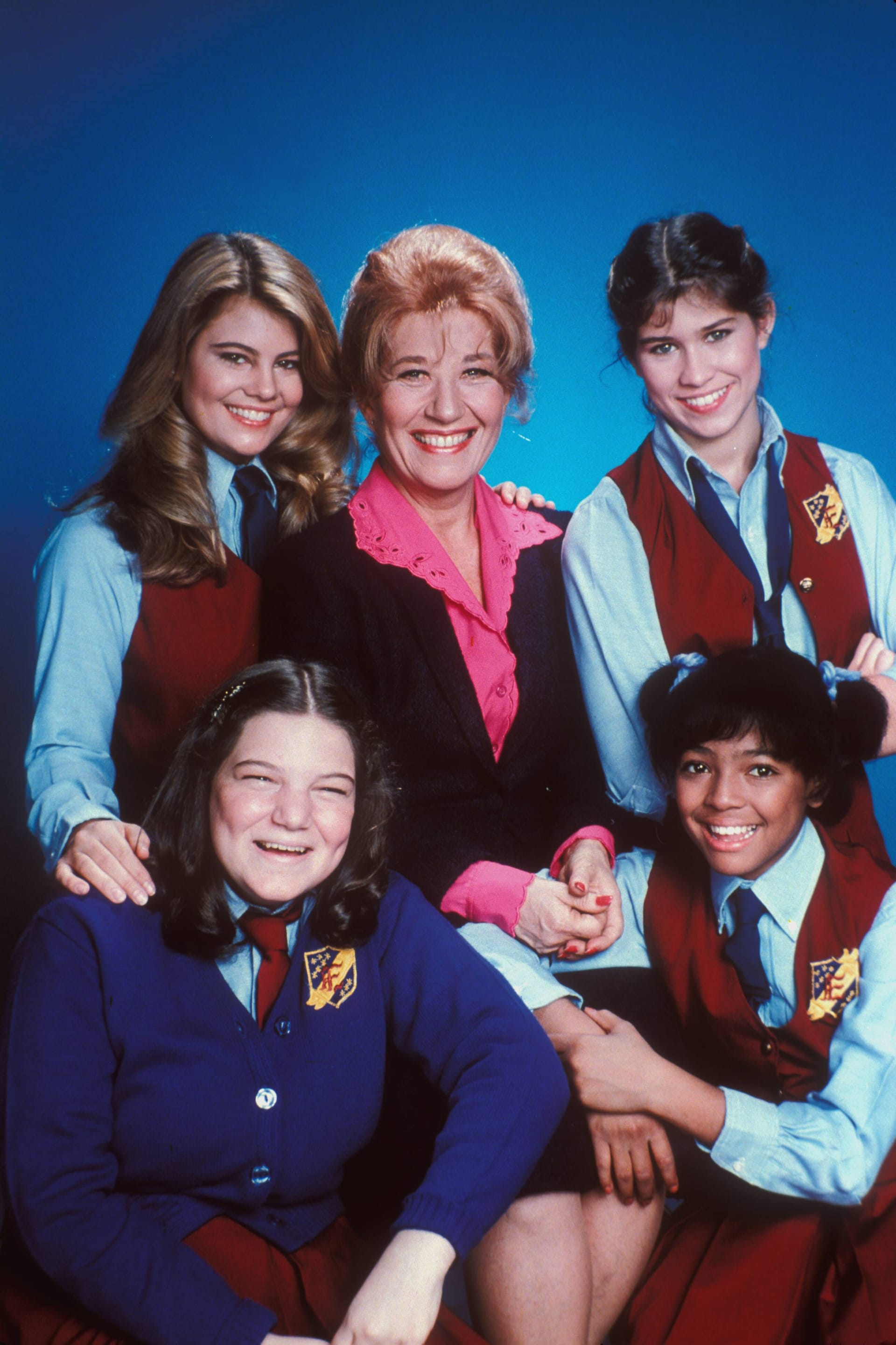 Aufnahme von 1980: Charlotte Rae (rechts oben) in einer ihrer berühmtesten Rollen als Edna Garrett an einer Eliteschule für Mädchen.