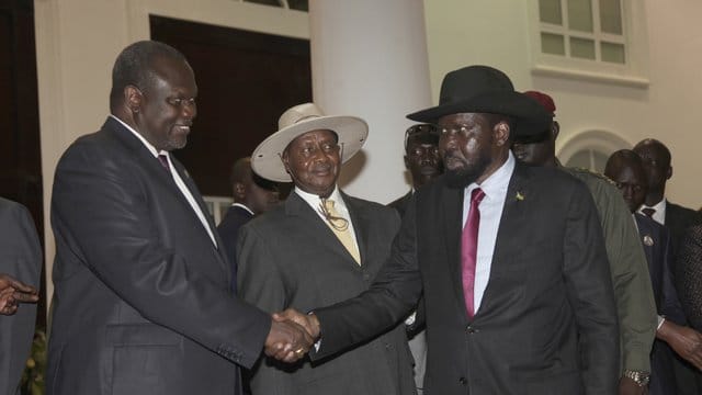 Riek Machar (l), ehemaliger Vize-Präsident von Südsudan, begrüßt Salva Kiir (r), den Präsidenten von Südsudan. Riek Machar (l), ehemaliger Vize-Präsident von Südsudan, begrüßt Salva Kiir (r), den Präsidenten von Südsudan.