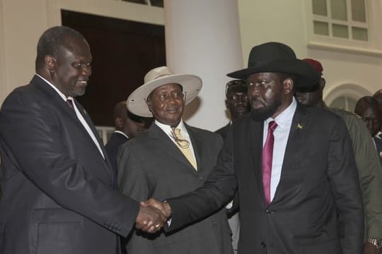 Riek Machar (l), ehemaliger Vize-Präsident von Südsudan, begrüßt Salva Kiir (r), den Präsidenten von Südsudan.