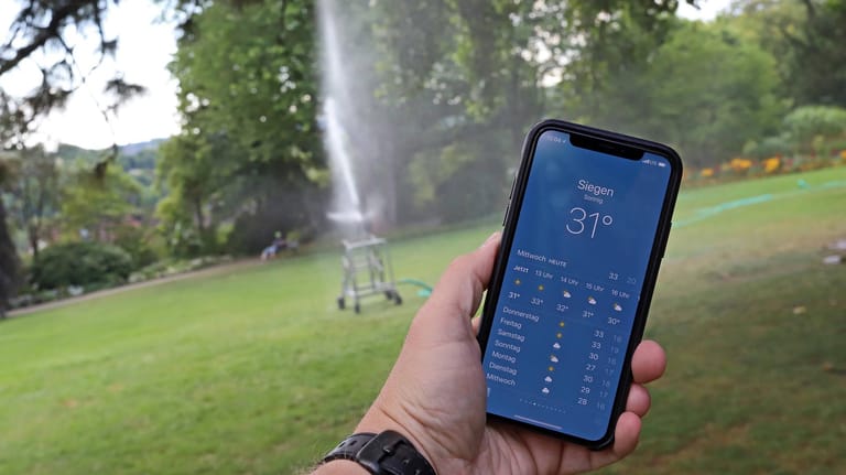 Smartphone zeigt die Temperatur an: An heißen Tagen gilt es, den Smartphone-Akku zu schonen.