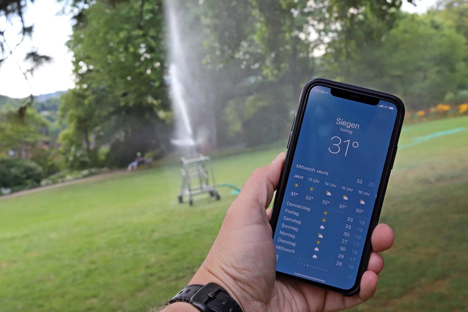 Smartphone zeigt die Temperatur an: An heißen Tagen gilt es, den Smartphone-Akku zu schonen.