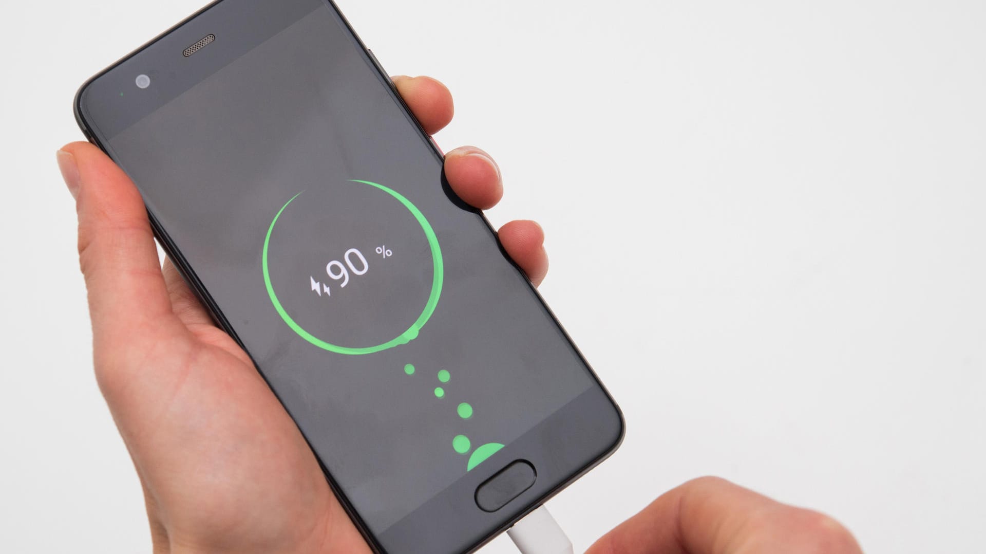 Ein Handydisplay zeigt einen Akkuladestand von 90 Prozent: Zu diesem Zeitpunkt kann das Gerät schon vom Netz.