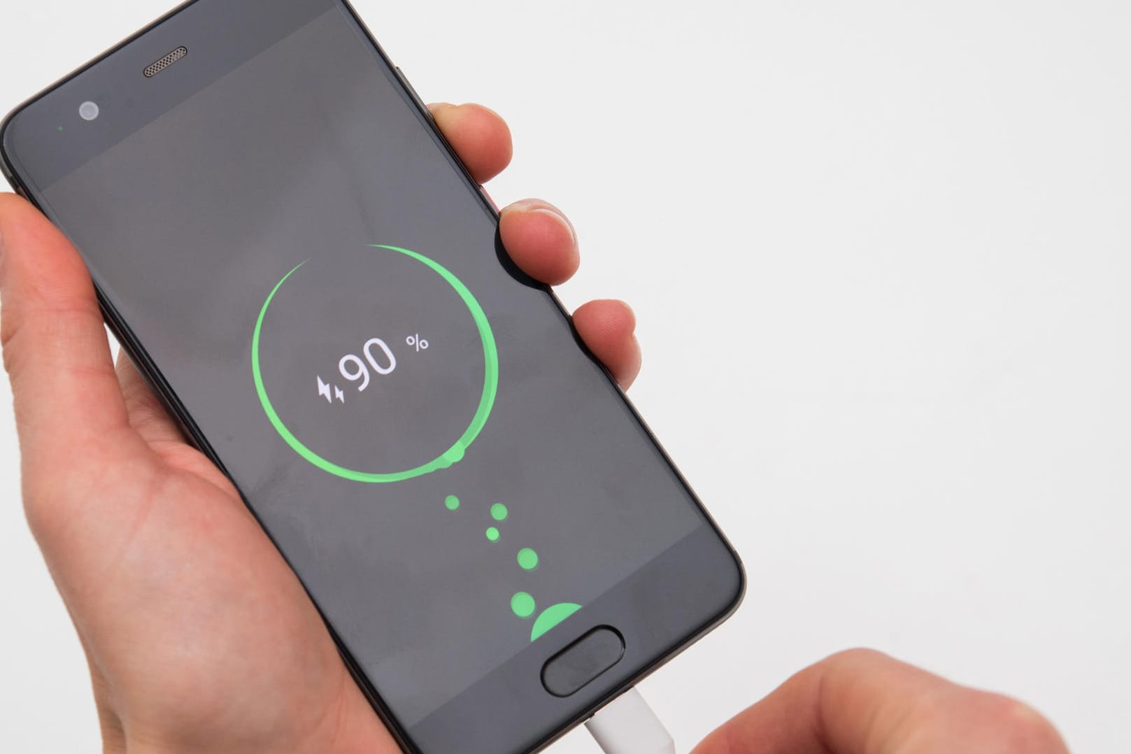 Ein Handydisplay zeigt einen Akkuladestand von 90 Prozent: Zu diesem Zeitpunkt kann das Gerät schon vom Netz.