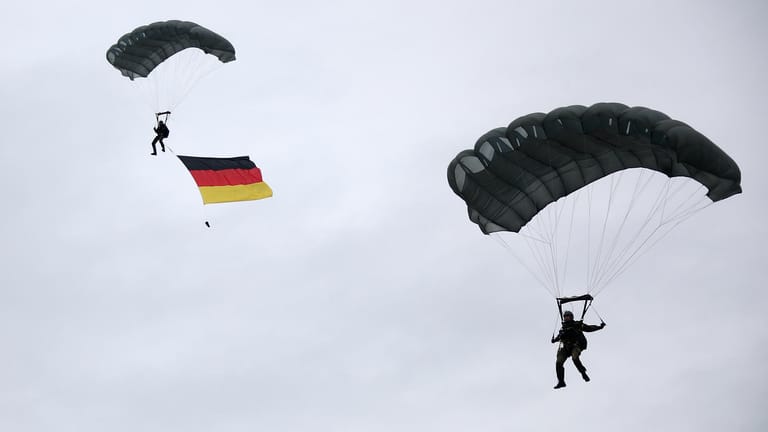 Fallschirmspringer der Bundeswehr in Altenstadt: Sollte eine womöglich erweiterte Wehrpflicht eingeführt werden?
