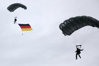 Fallschirmspringer der Bundeswehr in Altenstadt: Sollte eine womöglich erweiterte Wehrpflicht eingeführt werden?