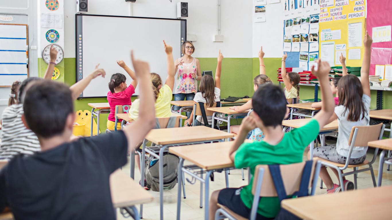 Unterricht in einer Grundschule (Symbolbild): In Thüringen sollen zukünftig Hort-Mitarbeiterinnen Grundschüler unterrichten.