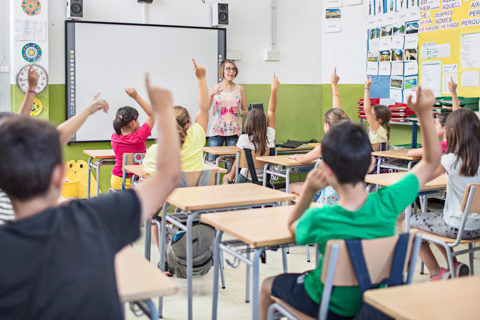 Unterricht in einer Grundschule (Symbolbild): In Thüringen sollen zukünftig Hort-Mitarbeiterinnen Grundschüler unterrichten.