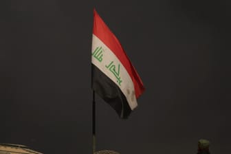 Eine irakische Flagge: Lamia K. und ihre Tochter Nadia sollen in Mossul im Nordirak festgenommen worden sein. (Archivbild)