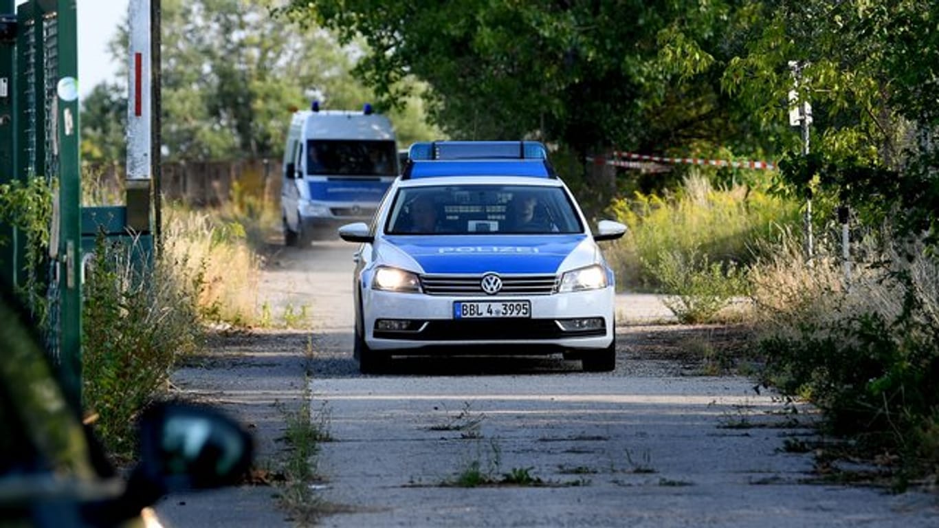 Fahrzeuge der Kriminalpolizei am Fundort der Jungenleiche in Ahrensfelde.