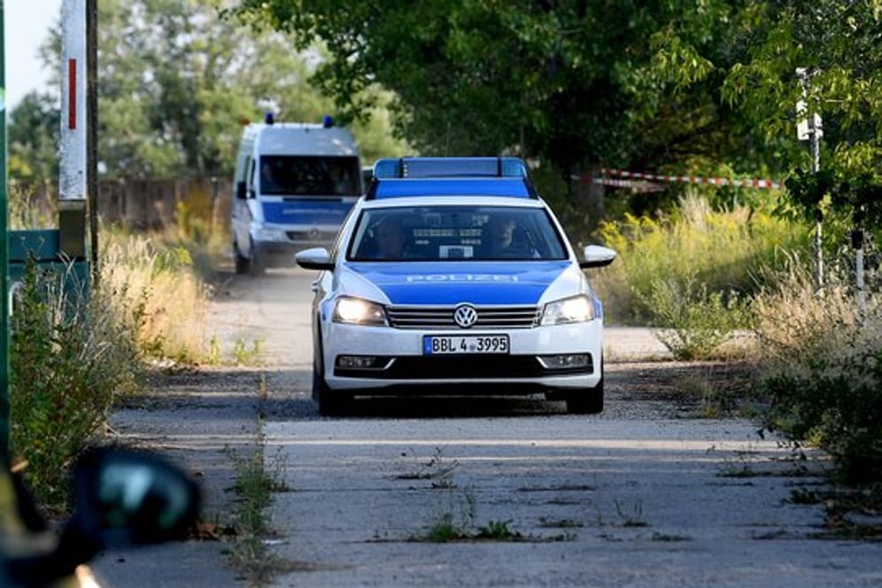 Fahrzeuge der Kriminalpolizei am Fundort der Jungenleiche in Ahrensfelde.