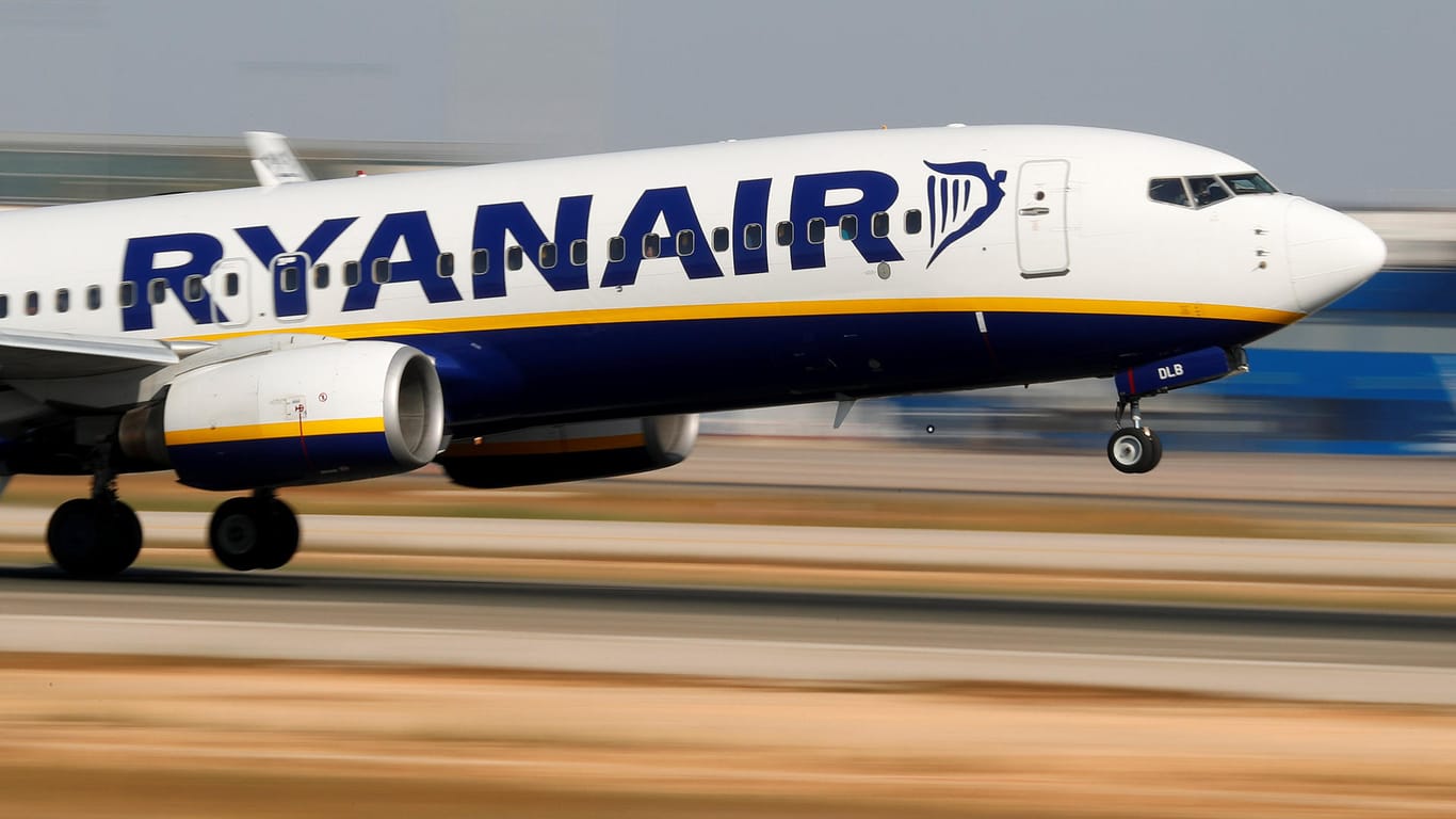 Flugzeug von Ryanair: Passagiere müssen damit rechnen, dass es voraussichtlich zu weiteren Flugabsagen kommt.