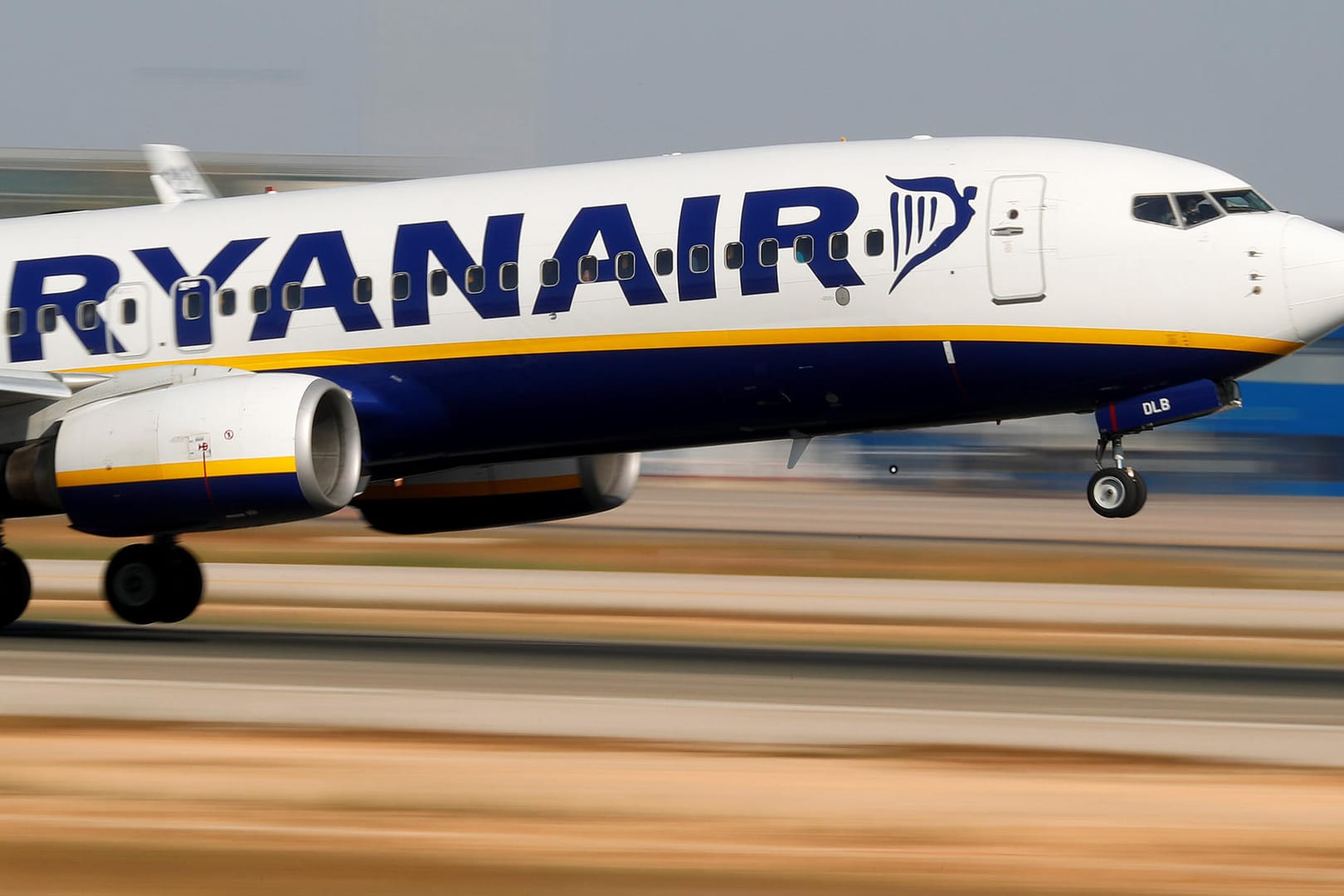 Flugzeug von Ryanair: Passagiere müssen damit rechnen, dass es voraussichtlich zu weiteren Flugabsagen kommt.