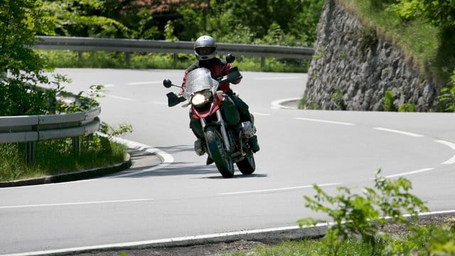 Motorradfahrer schwitzen im Sommer besonders viel. Motorradfahrer schwitzen im Sommer besonders viel.