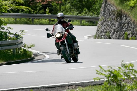 Motorradfahrer schwitzen im Sommer besonders viel.
