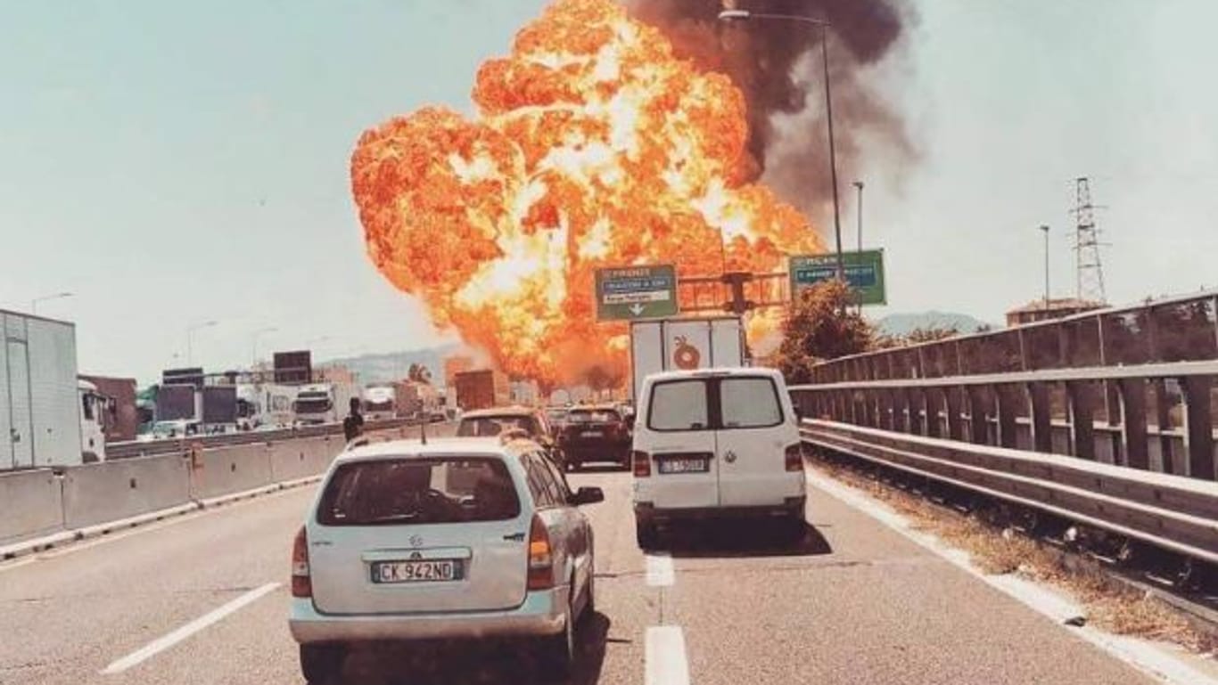 Das Bild zeigt die Explosion auf der Autobahn nahe Bologna: Dort soll ein Tanklastwagen explodiert sein.