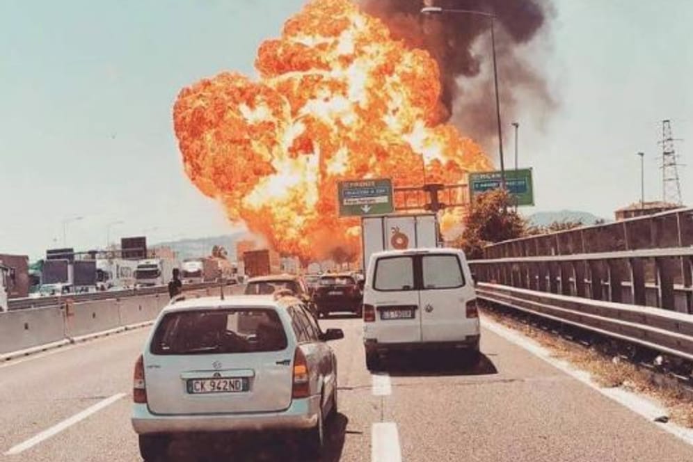 Das Bild zeigt die Explosion auf der Autobahn nahe Bologna: Dort soll ein Tanklastwagen explodiert sein.