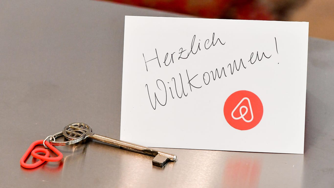 Ein Schlüssel und eine Herzlich-Willkommen-Karte: Bei Airbnb können Privatleute ihre Wohnung an Gäste vermieten.