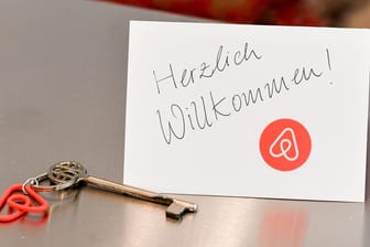 Ein Schlüssel und eine Herzlich-Willkommen-Karte: Bei Airbnb können Privatleute ihre Wohnung an Gäste vermieten.