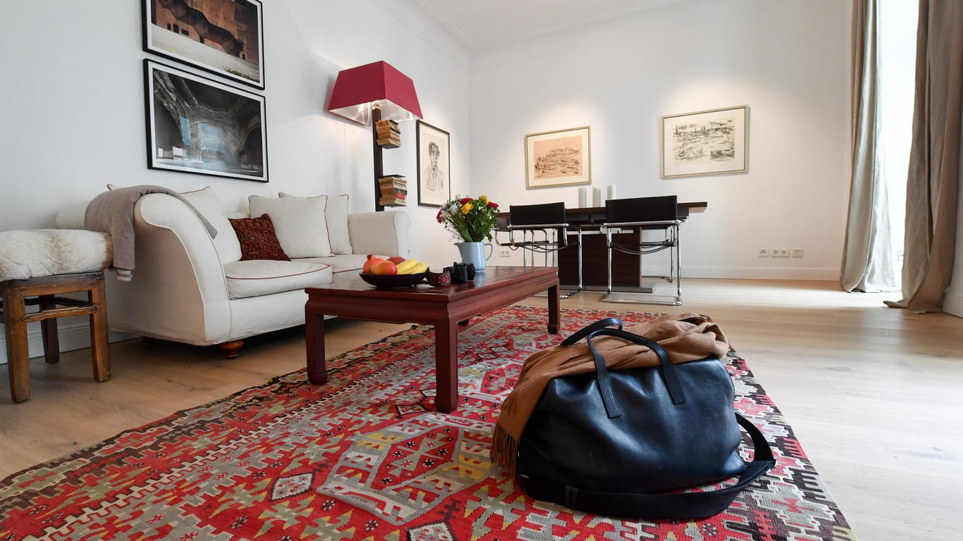 Eine Reisetasche liegt in der Wohnung eines Airbnb-Gastgebers: Airbnb hat sich in den zehn Jahren seit seiner Gründung weiterentwickelt.