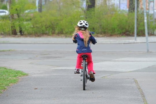 Erwachsene dürfen auch auf dem Gehweg fahren - aber nur, wenn sie dabei ihre radelnden Kinder begleiten.