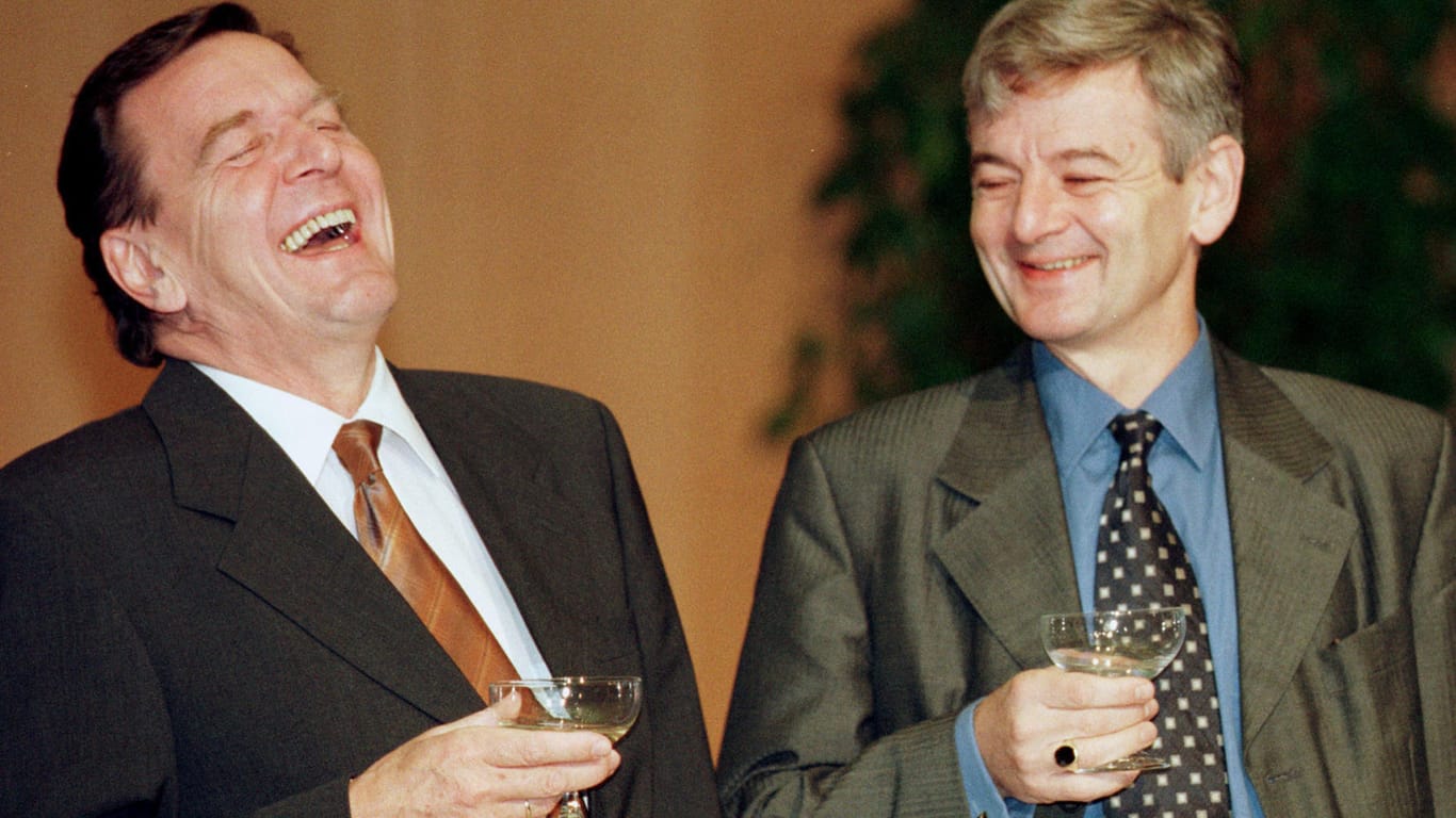 1998 unterzeichneten Gerhard Schröder und Joschka Fischer den rotgrünen Koalitionsvertrag mit den Grünen als Juniorpartner: 20 Jahre später hat sich der Wind gedreht – überholen die Grünen bald die SPD?