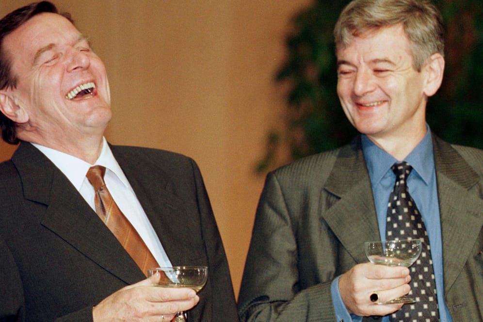 1998 unterzeichneten Gerhard Schröder und Joschka Fischer den rotgrünen Koalitionsvertrag mit den Grünen als Juniorpartner: 20 Jahre später hat sich der Wind gedreht – überholen die Grünen bald die SPD?