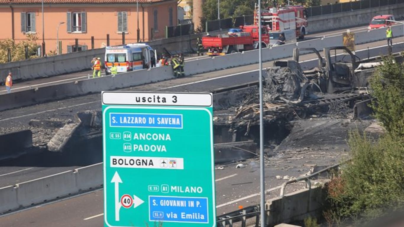 Die Überreste des Tanklasters, der in der Nähe des Flughafens explodierte, liegen auf der Autobahn.