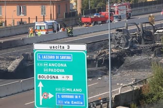 Die Überreste des Tanklasters, der in der Nähe des Flughafens explodierte, liegen auf der Autobahn.
