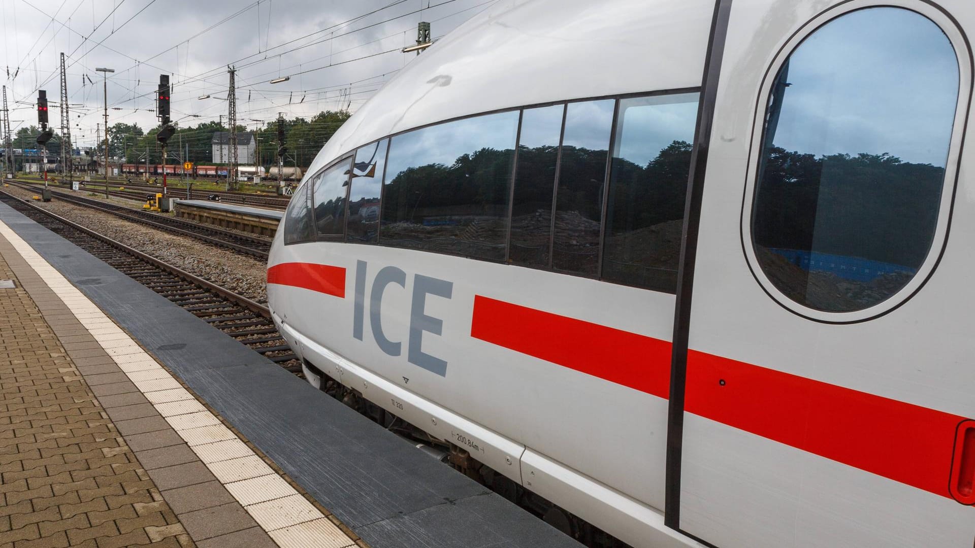 ICE: Auf einigen Strecken im Bahnverkehr gibt es derzeit wegen der Hitze Probleme.